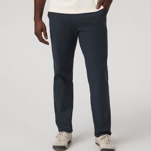 Vuori Men’s Cascade Tech Chino Pant Classic Fit 30", size 36 in Ink NWT